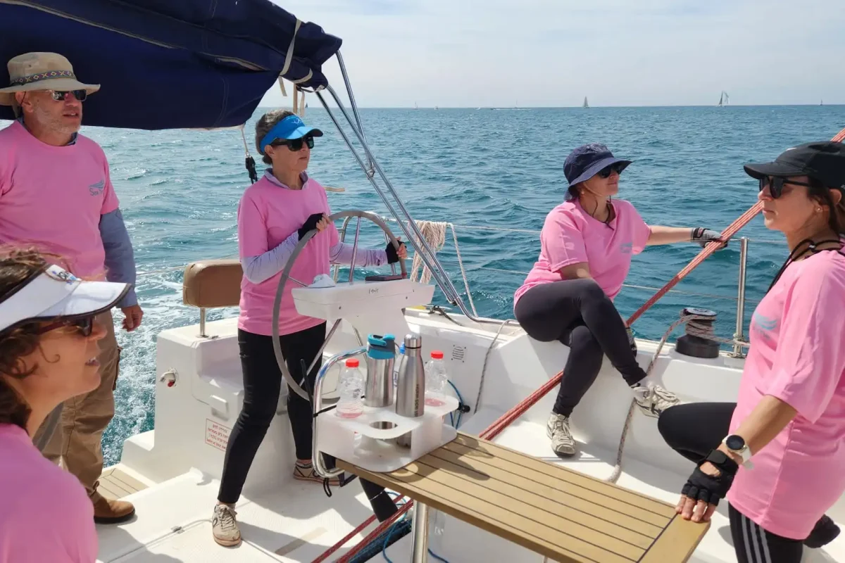 תלמידים מתרגלים הפלגה מעשית במסגרת קורס סקיפרים